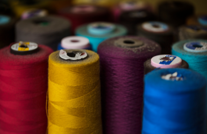 Mais de 80% de têxteis descartados são incinerados, aterrados, ou vazam para o meio ambiente