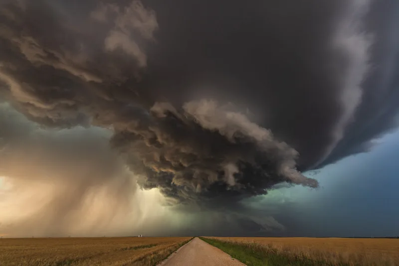 We had intercepted a Tornado warned storm near Waynoka before we headed south towards Enid. This remarkable supercell was heading towards Enid, Oklahoma when we caught up with it. This storm gave some amazing structure with lightning bolts coming straight out of this rotating mesocyclone. Aon | Divulgação