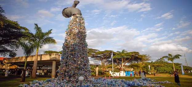 Um monumento de 30 pés de altura intitulado Desligue a torneira do plástico, do ativista e artista canadense Benjamin von Wong, foi exibido na Assembleia Ambiental da ONU em Nairóbi, Quênia, em 2022. Crédito: PNUMA/Cyril Villemain