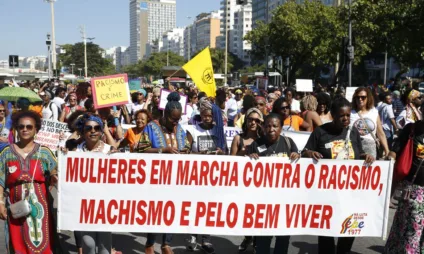Rio de Janeiro - Mulheres marcham em Copacabana para celebrar dia da Mulher Negra Latino-americana e Caribenha durante a 3ª Marcha das Mulheres Negras no Centro do Mundo (Tânia Rêgo/Agência Brasil)