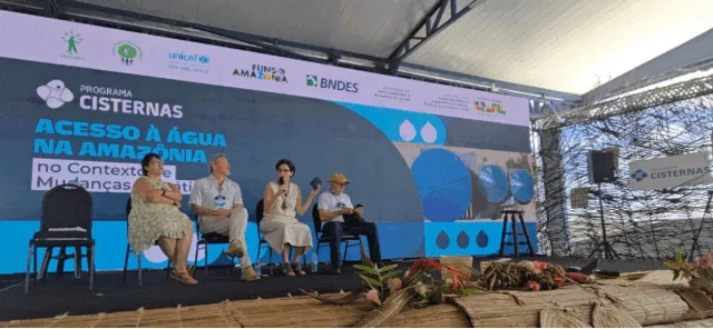 Lilian Rahal, Secretária Nacional de Segurança Alimentar e Nutricional fala ao lado de Júlio Barbosa, Presidente do Conselho Nacional de Populações Extrativistas e de Caetano Scannavino, Coordenador do Projeto Saúde e Alegria