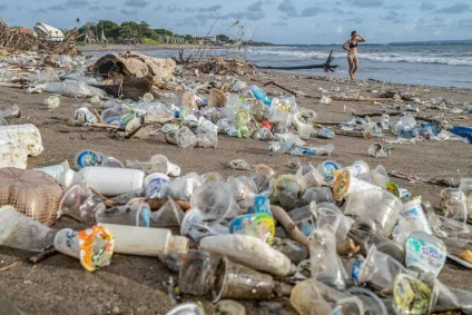Países fracassam em concluir acordo contra a poluição plástica
