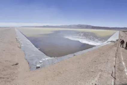 Mineração de lítio, um insumo essencial para a fabricação de baterias elétricas, no empreendimento Cauchari Olaroz, na província de Jujuy, no noroeste da Argentina. Os países do Sul Global possuem 70% das reservas minerais necessárias para a transição energética, enquanto quase 80% dos investimentos em energia renovável estão concentrados no Norte Global e na China. Imagem: Governo de Jujuy